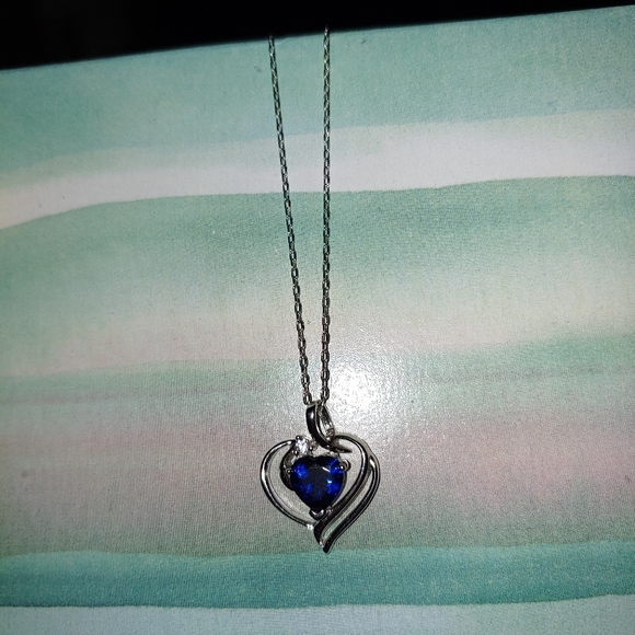 Beautiful New Heart  Necklace - Picture 2 of 3